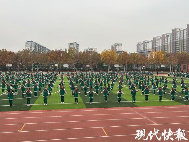 九游娱乐app中小学体育课如何“天天见”？在江苏看见体育活动加“宿”度(图1)