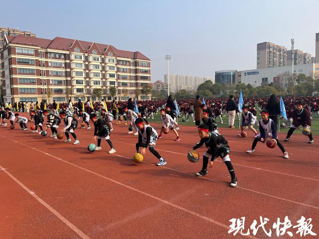 九游娱乐app中小学体育课如何“天天见”？在江苏看见体育活动加“宿”度(图3)