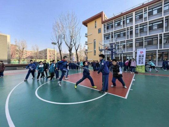 各地九游娱乐官网中小学改进体育教育：让年轻一代在运动中强意志健身心(图1)